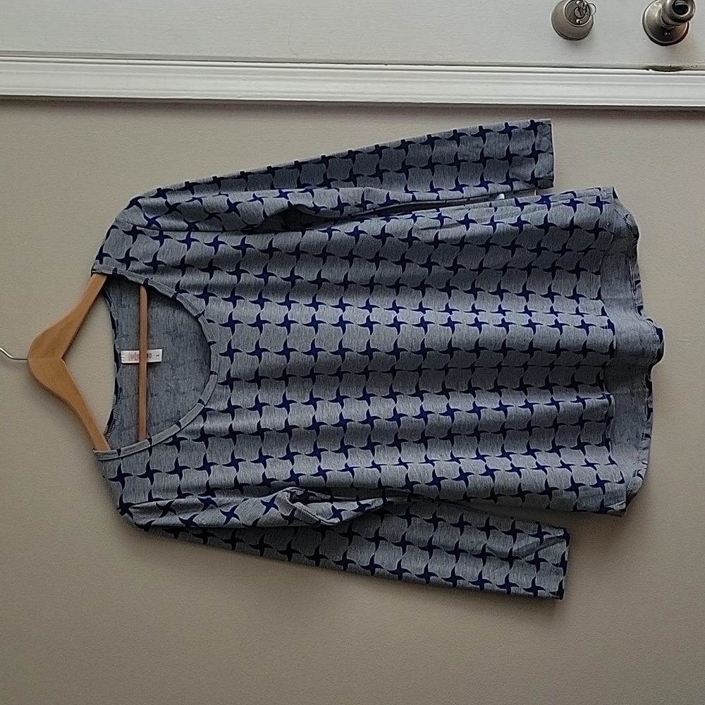 EUC Lularoe Lynnae Long Sleeve T-Shirt in Gray and Blue